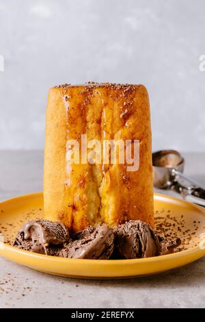 Vanillekuchen mit Schokoladeneis und Karamellsauce. Stockfoto