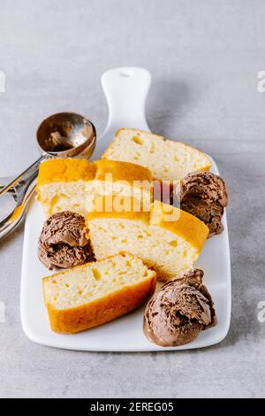Vanillekuchen und Schokoladeneis. Stockfoto