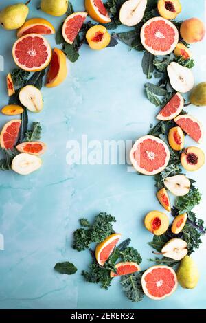 Kale, Grapefruit, Birnen auf Aqua-Backgorund Stockfoto