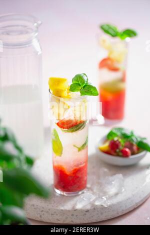 Erdbeerlimonade mit Basilikum Stockfoto