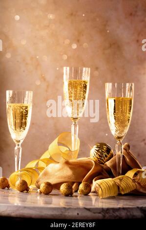 Neujahrsfeier mit Champagner Hintergrund mit Kopierraum Stockfoto