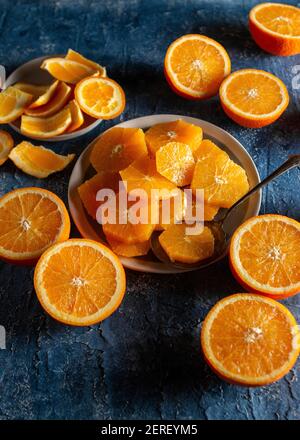 Orangefarbene Scheiben auf blauem Hintergrund Stockfoto