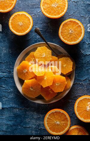 Orangefarbene Scheiben auf blauem Hintergrund Stockfoto