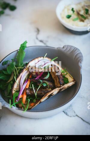 Lamb Tacos auf einer Marmorarbeitsfläche Stockfoto