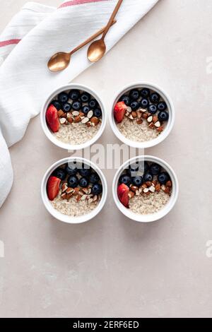 Frühstücksbrei mit frischem Obst der Saison. Stockfoto
