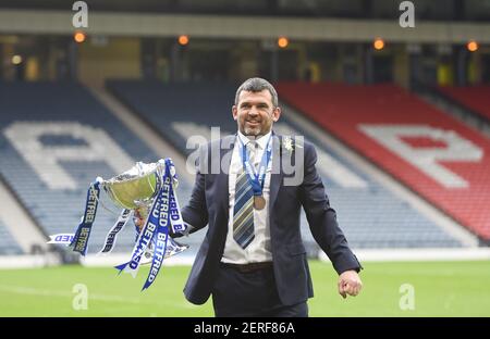 Hampden Park, Glasgow., 28th February21 Betfred Cup Final Livingston FC V St. Johnstone FC St Johnstone Manager Callum Davidson mit Trophäe Credit: eric mccowat/Alamy Live News Stockfoto