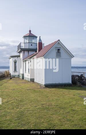 West Point Light ist eine aktive Hilfe für die Navigation auf Seattle, Washingtons West Point, der in den Puget Sound ragt und die nördliche Ausdehnung von Elli markiert Stockfoto