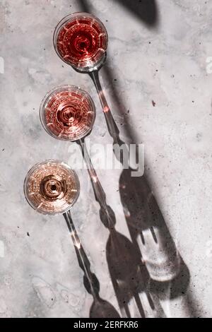 Drei Roséweine´ Gläsern, die harte Schatten werfen. Stockfoto
