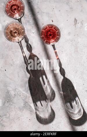 Drei Roséweine´ Gläsern, die harte Schatten werfen. Stockfoto