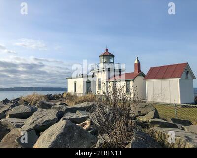 West Point Light ist eine aktive Hilfe für die Navigation auf Seattle, Washingtons West Point, der in den Puget Sound ragt und die nördliche Ausdehnung von Elli markiert Stockfoto