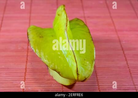 Carambola, auch bekannt als Starfrucht, ist die Frucht von Averrhoa carambola, eine Baumart, die im tropischen Südostasien beheimatet ist. Stockfoto