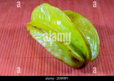 Carambola, auch bekannt als Starfrucht, ist die Frucht von Averrhoa carambola, eine Baumart, die im tropischen Südostasien beheimatet ist. Stockfoto