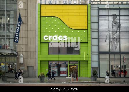 The Crocs Store in Herald Square in New York gesehen am Donnerstag 11. Januar 2018. Foto von Richard B. Levine Stockfotografie Alamy