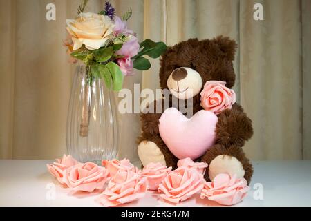 Mother's Day Teddybär und rosa Rosen. Es ist für Mutter an verschiedenen Tagen in vielen Teilen der Welt gefeiert. Stockfoto