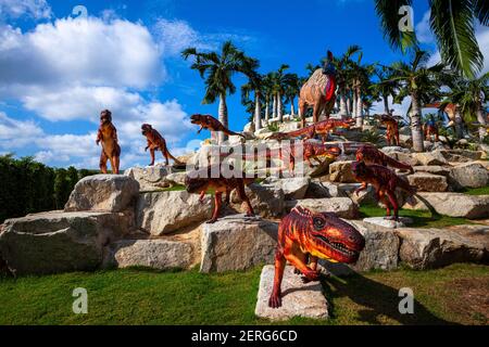 Nong Nooch Garden, PATTAYA, THAILAND - 1. April 2020: Dinosaur Valley? In Nong Nooch Tropical Botanical Garden, Pattaya, Thailand. Stockfoto