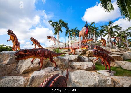 Nong Nooch Garden, PATTAYA, THAILAND - 1. April 2020: Dinosaur Valley? In Nong Nooch Tropical Botanical Garden, Pattaya, Thailand. Stockfoto