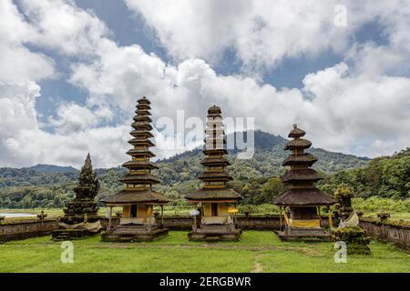 Balinesischer Hindu-Tempel Pura Ulun Danu Tamblingan am See Tamblingan. Buleleng, Bali, Indonesien. Stockfoto