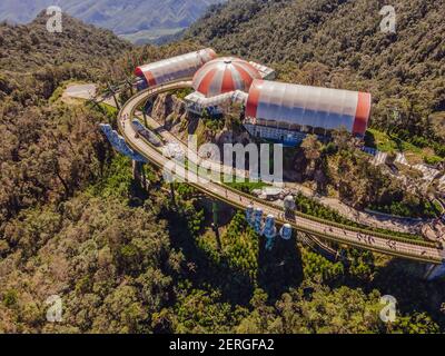 Top Luftaufnahme der berühmten Golden Bridge wird von zwei riesigen Händen in der Ferienanlage auf Ba Na Hill in Da Nang, Vietnam angehoben Stockfoto