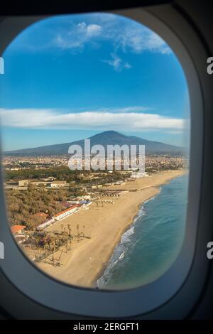 Vulkan Ätna und ein leerer Strand von der aus gesehen Flugzeug in Sizilien Stockfoto