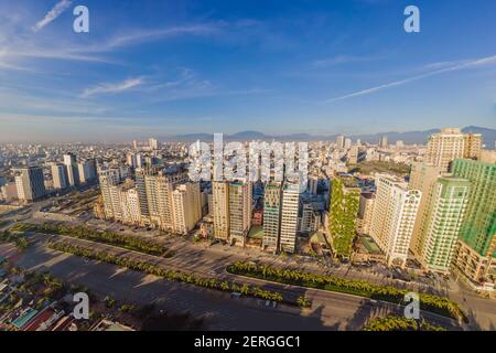 Schöne My Khe Strand von Drohne in Da Nang, Vietnam, Straße und Gebäude in der Nähe des zentralen Strand und das Meer. Foto von einer Drohne Stockfoto