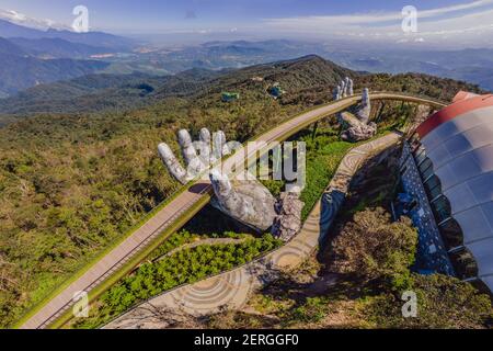 Top Luftaufnahme der berühmten Golden Bridge wird von zwei riesigen Händen in der Ferienanlage auf Ba Na Hill in Da Nang, Vietnam angehoben Stockfoto