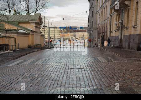 Finnland, Helsinki Februar 26, 2021 Straßen, Fahrbahn der Stadt. Hochwertige Fotos Stockfoto