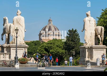 Nicht identifizierte Personen auf dem Capitolium Hügel oder Piazza del Campidoglio in Rom, Italien Stockfoto
