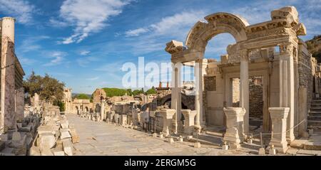 Großes Panorama der historischen Curetes Straße in Ephesus Antike Stadt an sonnigen Tagen in Selcuk, Türkei Stockfoto