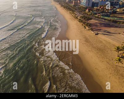 Schöne My Khe Strand von Drohne in Da Nang, Vietnam, Straße und Gebäude in der Nähe des zentralen Strand und das Meer. Foto von einer Drohne Stockfoto