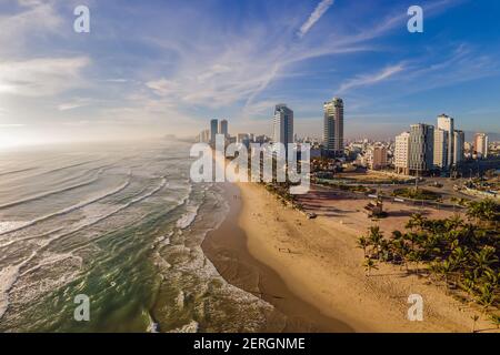 Schöne My Khe Strand von Drohne in Da Nang, Vietnam, Straße und Gebäude in der Nähe des zentralen Strand und das Meer. Foto von einer Drohne Stockfoto