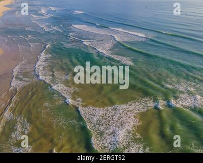 Schöne My Khe Strand von Drohne in Da Nang, Vietnam, Straße und Gebäude in der Nähe des zentralen Strand und das Meer. Foto von einer Drohne Stockfoto