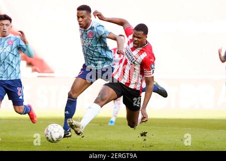 Denzel Dumfries (PSV) duelliert Jurrien Timber (Ajax) beim eredivisie-Spiel PSV-Ajax am 28 2021. Februar in Eindhoven Niederlande Foto von SCS/Sander Chamid/AFLO (HOLLAND OUT) Stockfoto