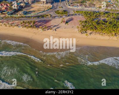 Schöne My Khe Strand von Drohne in Da Nang, Vietnam, Straße und Gebäude in der Nähe des zentralen Strand und das Meer. Foto von einer Drohne Stockfoto