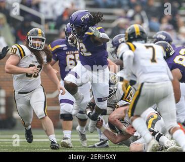 Belton, TX, USA. Februar 2021, 27th. UMHB Crusaders läuft zurück Montana Miller (22) trägt den Ball während eines NCAA-Fußballspiels zwischen der University of Mary Hardin-Baylor und der Southwestern University am 27. Februar 2021 in Belton, Texas. Quelle: Scott Coleman/ZUMA Wire/Alamy Live News Stockfoto