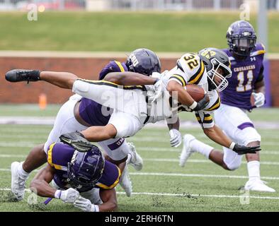 Belton, TX, USA. Februar 2021, 27th. Southwestern Pirates rennt zurück Gianni Taisague (32) wird während eines NCAA-Fußballspiels zwischen der University of Mary Hardin-Baylor und der Southwestern University am 27. Februar 2021 in Belton, Texas, angegangen. Quelle: Scott Coleman/ZUMA Wire/Alamy Live News Stockfoto