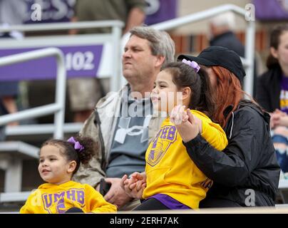 Belton, TX, USA. Februar 2021, 27th. Eine Gruppe von UMHB Crusaders Fans während eines NCAA Fußballspiels zwischen der University of Mary Hardin-Baylor und der Southwestern University am 27. Februar 2021 in Belton, Texas. Quelle: Scott Coleman/ZUMA Wire/Alamy Live News Stockfoto