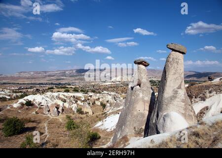 Feenkamine (Peri Bacaları) in Kappadokien in Nevsehir, Türkei. Kappadokien ist Teil des UNESCO-Weltkulturerbes. Stockfoto