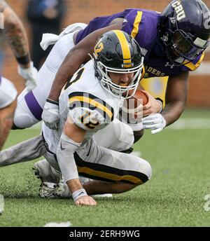 Belton, TX, USA. Februar 2021, 27th. Southwestern Pirates Quarterback Landry Gilpin (12) wird während eines NCAA-Fußballspiels zwischen der University of Mary Hardin-Baylor und der Southwestern University am 27. Februar 2021 in Belton, Texas, entlassen. Quelle: Scott Coleman/ZUMA Wire/Alamy Live News Stockfoto