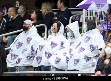 Belton, TX, USA. Februar 2021, 27th. UMHB Crusaders Fans versammeln sich an einem regnerischen Nachmittag zu einem NCAA-Fußballspiel zwischen der University of Mary Hardin-Baylor und der Southwestern University am 27. Februar 2021 in Belton, Texas. Quelle: Scott Coleman/ZUMA Wire/Alamy Live News Stockfoto