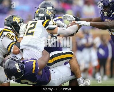 Belton, TX, USA. Februar 2021, 27th. Southwestern Pirates Quarterback Landry Gilpin (12) wird während eines NCAA-Fußballspiels zwischen der University of Mary Hardin-Baylor und der Southwestern University am 27. Februar 2021 in Belton, Texas, entlassen. Quelle: Scott Coleman/ZUMA Wire/Alamy Live News Stockfoto