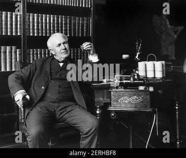Thomas Alva Edison (1847–1931), amerikanischer Erfinder und Geschäftsmann, der als Amerikas größter Erfinder beschrieben wurde, mit seiner Edison Business Phonograph Erfindung im Jahr 1907. Stockfoto