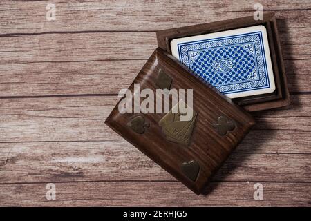 Holzkiste für Pokerkarten auf einem Holztisch. Stockfoto