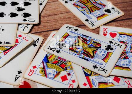 Deck von Poker-Karten auf einem Holztisch verstreut. Selektiver Fokus. Stockfoto