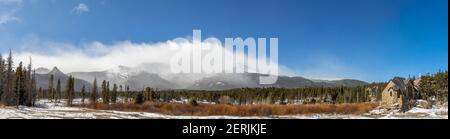 Panoramablick auf die Bergkette und die St. Katharinen-Kapelle auf dem Felsen. Kirche in den Rocky Mountains. Allenspark, Colorado. Stockfoto