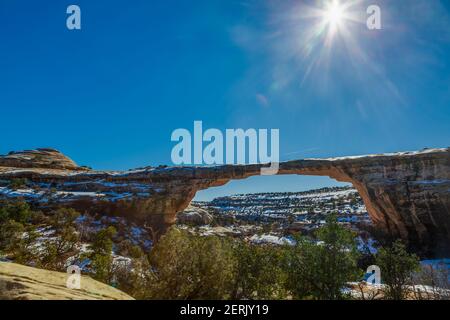 Panoramabild der Owachomo Brücke in den Natural Bridges Narional Parken Sie im Winter Stockfoto