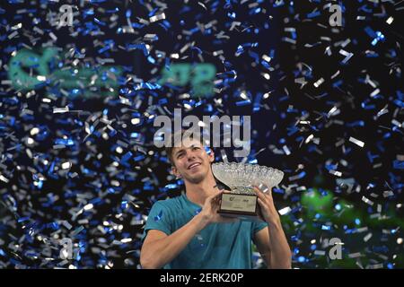 Peking, China. Februar 2021, 28th. Alexei Popyrin aus Australien feiert während der Preisverleihung nach dem Männer-Einzel-Finale gegen Alexander Bublik aus Kasachstan bei der Singapore Tennis Open Turnier in Singapur am 28. Februar 2021. Kredit: Dann Chih Wey/Xinhua/Alamy Live Nachrichten Stockfoto