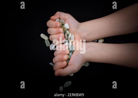 Handvoll sauber Steine, Kies in den Händen Stockfoto