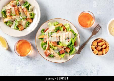 Caesar Salat, ein flacher Lay Shot mit Wein und Croutons Stockfoto