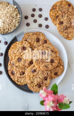 Gesunde hausgemachte Haferkekse mit Schokoladenstückchen auf einem Tabelle Stockfoto