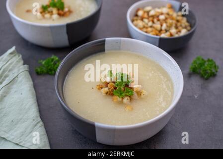 Frische hausgemachte gesunde Gemüsesuppe auf einem Tisch Stockfoto